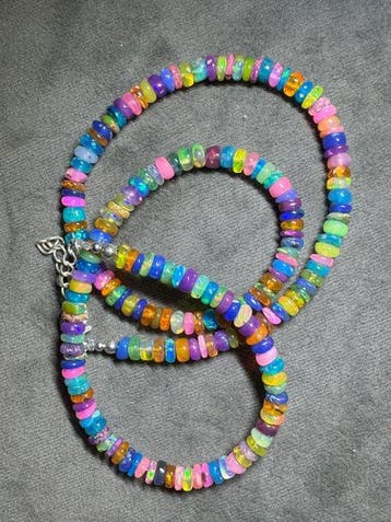 Ketting van Ethiopische multikleurige opalen + 925 zilver.