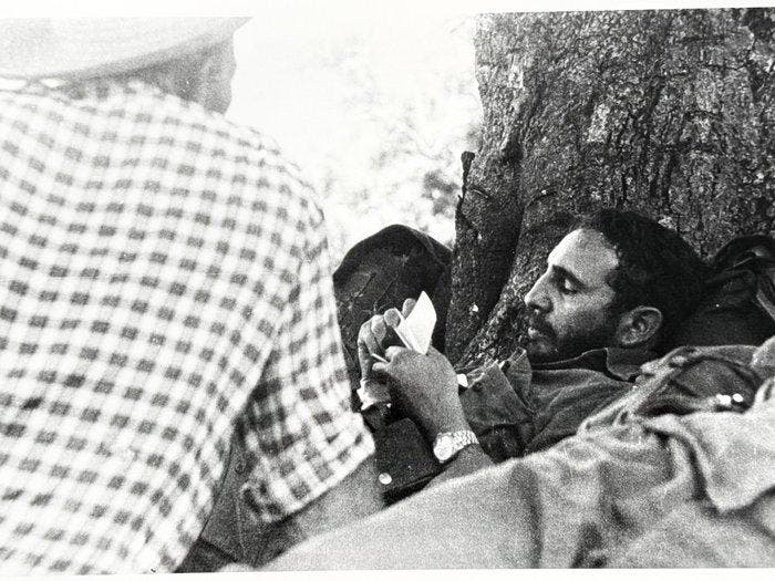 Alberto Korda (1928–2001) - Fidel Castro acostado en el, Antiek en Kunst, Kunst | Designobjecten