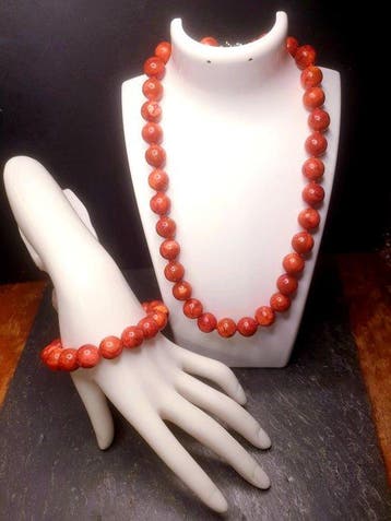 Red Grass Coral ook bekend als Oxblood Coral, 12 mm kralen -