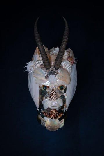 Figuur - Masque tête en coquillages et cornes - Schelp,, Antiek en Kunst, Curiosa en Brocante