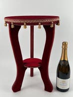 Bijzettafel - Hout, Textiel - Een bijzettafel van rode stof., Antiek en Kunst