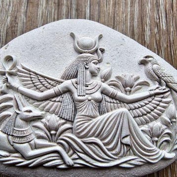 Oud-Egyptische vleugelige Isis met heilige valk – Verheven