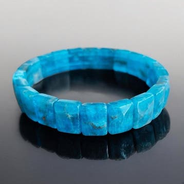 Een hoogwaardige armband van blauwe apatiet. De steen is