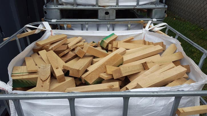 Droog haardhout eiken en noten perfect voor de kachtel, Tuin en Terras, Haardhout, Blokken, Minder dan 3 m³, Eikenhout