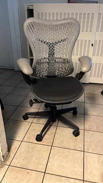 Herman Miller Mirra Bureaustoel - Lichtgrijs, Verzenden, Zo goed als nieuw, Grijs, Bureaustoel