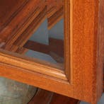 Notenhouten vitrinekast ca 1900 jugendstil beslag en twee la, Ophalen of Verzenden