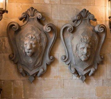 sculptuur, Fregi 2 Ercole and Leone - 30 cm - Steen