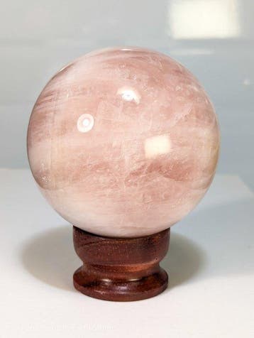 1 kg - Natuurlijke rozenkwartsbol – Prachtige kleur – Houten