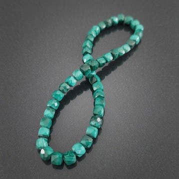 Armband Malachiet. Kubusvormige facetgeslepen kralen.