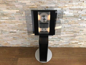 Bang & Olufsen - Beosound Ouverture op een CD-kast. Hifi-set, Nieuw