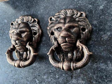 Decoratief ornament (2) - Europa - 2 leeuw deurkloppers
