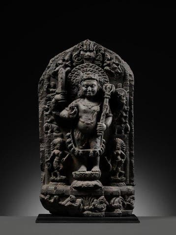 Oost-Indië – Pla-periode Beeldhouwde zwarte steen Stele van