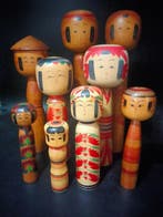 Beeldje (9) - Negen traditionele kokeshi in verschillende, Antiek en Kunst
