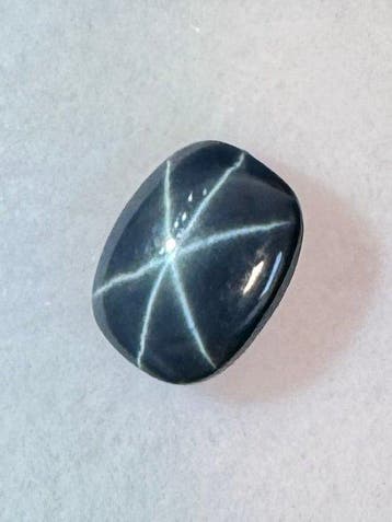 Cabochon van sterren­saffier - 2,53 karaat Cabochon- 0.51 g