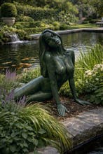 Sculptuuur voor buiten, liggende vrouw aan vijver – groene
