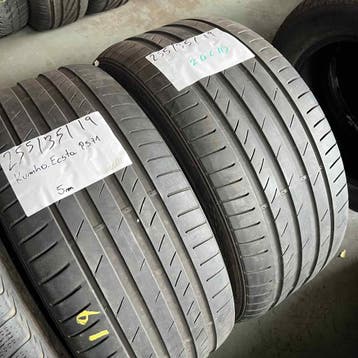 2 x Kumho 255-35-19 Zomerbanden 5mm, 19 inch, Gebruikt, 255 mm, Ophalen of Verzenden