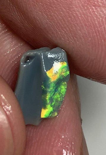 Black Opal, Mulga Lightning Ridge. Ruwe parel.- 0.5 g - (1)