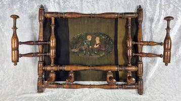 Kapstok - Nussbaum, parelborduurwerk circa 1880, Messing
