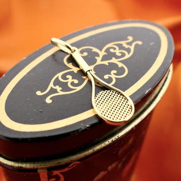 Gouden hanger van een tennisracket (Hanger of bedel), Sieraden, Tassen en Uiterlijk, Bedels, Ophalen of Verzenden, Gebruikt, Goud