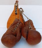 Industriële apparatuur - Punchball en een paar handschoenen