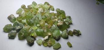 Natuurlijke groene kleur peridoot Ruw- 127 g - (90)
