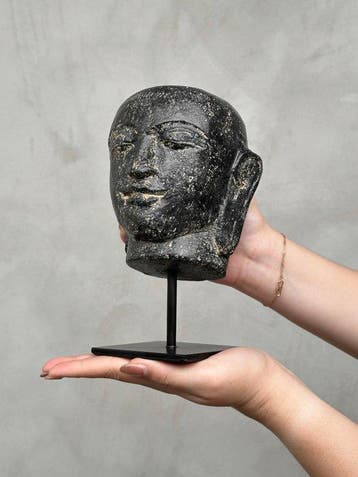 Beeld, NO RESERVE PRICE - Lavastone Budha Head on a custom