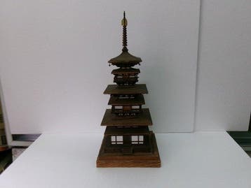Hout - Houten pagode met drie verdiepingen van de