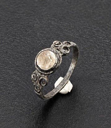 Middeleeuws Zilver Ring met glazen cabochon – 15e–17e eeuw