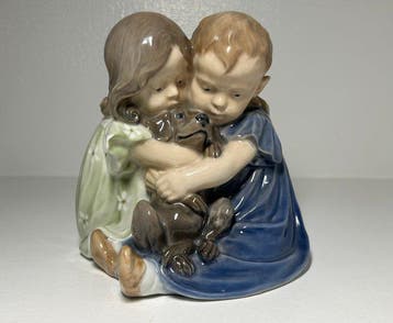 Royal Copenhagen - Beeldje - Two children with a puppy -