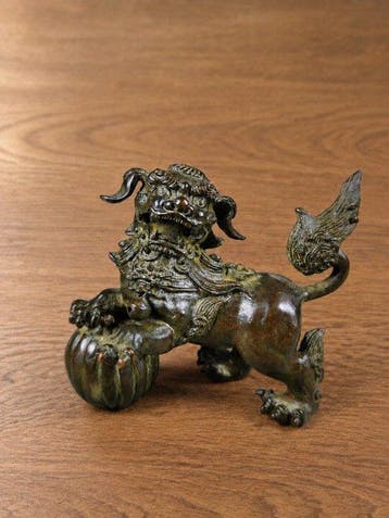 Decoratief ornament - Annosuke - Leeuw die met een bal