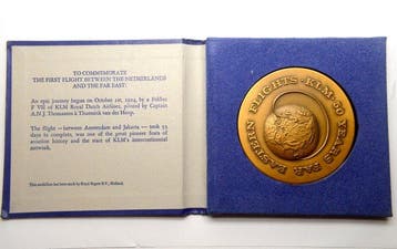 Medaille KLM 50 jaar Verre Oosten-vluchten - 1950-1960, Antiek en Kunst, Antiek | Wandborden en Tegels