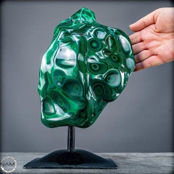 Malachietsculptuur met een uitgesproken oogpatroon op een