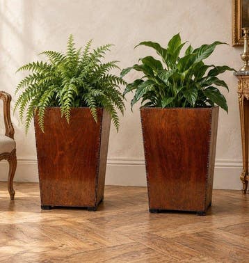 Bloempot (2) - Paar oude houten plantenbakken op voetjes -