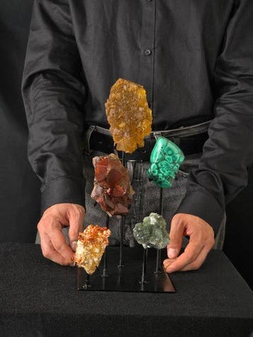 Set van 5 mineralen op een displaystand – fluoriet,