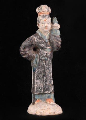Oud Chinees Terracotta beeldje van vrouwelijke begeleider. -