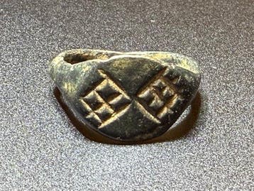 Middeleeuwen, kruisvaardersperiode Brons Ring met twee