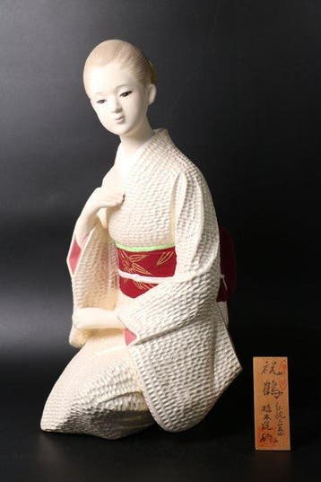 Shizuka - Kneeling Figure Adjusting Kimono Collar - Beeldje