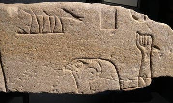 Oud-Egyptisch Zandsteen Relief van een tempel met twee goden