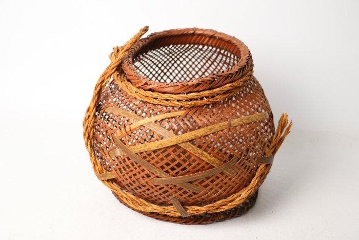 Tsubo-Gata Hanakago — bolvormige gevlochten bamboe, Antiek en Kunst, Antiek | Overige Antiek