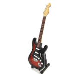 Miniatuur replica Fender gitaar - R. Blackmore - Deep Purple, Ophalen of Verzenden, Nieuw, Pop, Beeldje of Miniatuur