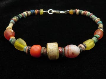 Oud-Egyptisch Armband gemaakt van glas, carneool en faience