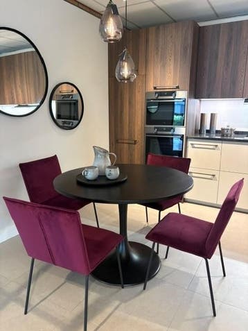 Ronde, zwarte eettafel met 4 stoelen, Huis en Inrichting, Ophalen, Klassieke stijl , Rond, Zo goed als nieuw