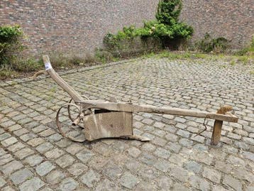 Antieke houten getrokken ploeg, Nieuw