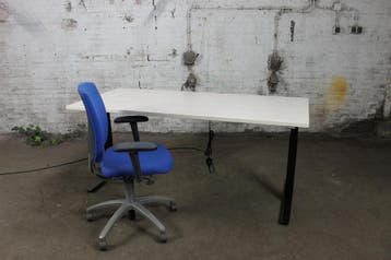 Elektrisch verstelbaar bureau 180x80 ahorn zwart frame, Zit-sta bureau, Gebruikt, Verzenden, Overige merken
