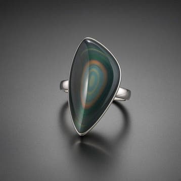 Ring van obsidiaan met hemels oog. Prachtige variëteit.