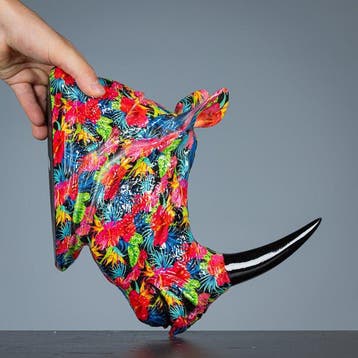 Figuur - Decoratieve Flower Power neushoorn als muurhanger -, Antiek en Kunst