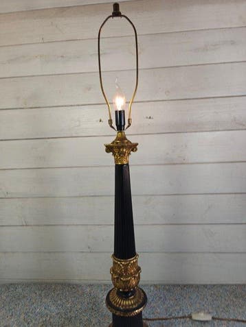 Een prachtige Empire-stijl tafellamp - Lamp - Gips, Brons