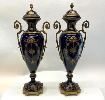 Paar monumentale Sèvres-stijl dekselvazen in kobaltblauw