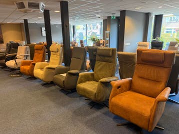 400 Relax en Sta-Op stoelen op voorraad met hoge korting., Ophalen of Verzenden, Nieuw, Stof