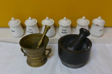 Apothekerspot (8) - vijzels - Steengoed - vijzels en potten